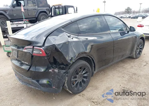 2023 Tesla Model Y Awd/Long Range Dual Motor All-Wheel Drive z USA, uszkodzony, nr VIN 7SAYGDEE7PF868165